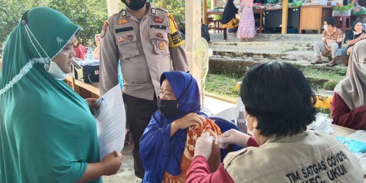 Vaksinasi di Desa Bukit Gajah, Polsek Ukui dan Nakes Prioritaskan Lansia
