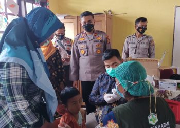 Polsek Kerumutan Polres Pelalawan Dampingi Vaksinasi Anak