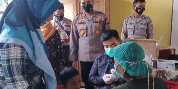 Polsek Kerumutan Polres Pelalawan Dampingi Vaksinasi Anak