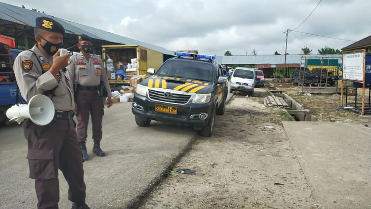 Sambangi Pasar, Polsek Pangkalan Kuras Imbau Masyarakat Ajak Lansia dan Anak Vaksinasi