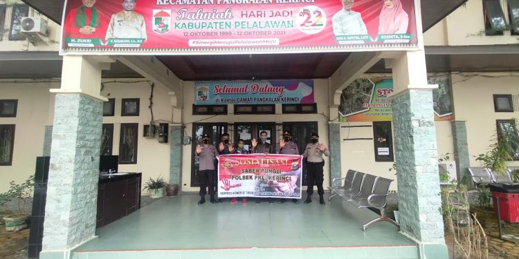 Sosialisasi Saber Pungli Kepada Pegawai, Polsek Pangkalan Kerinci Sambangi Kantor Camat