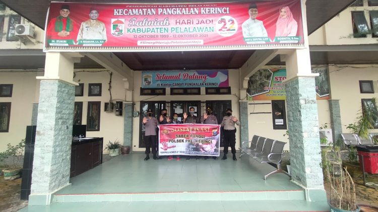 Sosialisasi Saber Pungli Kepada Pegawai, Polsek Pangkalan Kerinci Sambangi Kantor Camat