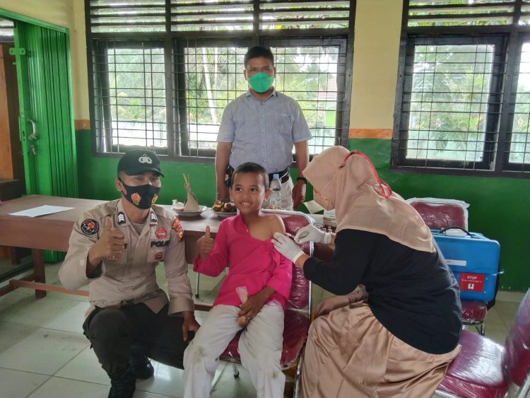 Percepatan Vaksinasi Anak Usia 6-11 Tahun, Polsek Ukui dan Puskesmas sasar Siswa SD