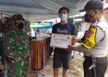 Polsek Kerumutan Bagikan Sembako Terhadap Warga Terdampak Covid-19