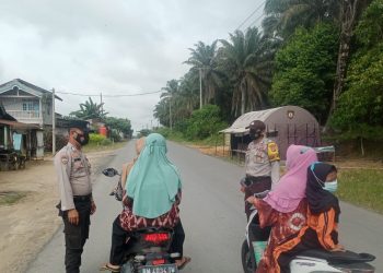 Sambangi Pengguna Jalan, Patroli Polsek Kerumutan Himbau Warga Patuhi Prokes