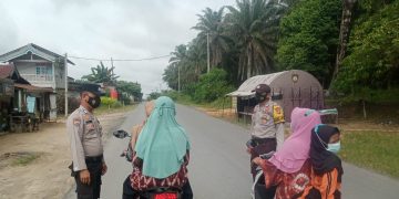 Sambangi Pengguna Jalan, Patroli Polsek Kerumutan Himbau Warga Patuhi Prokes