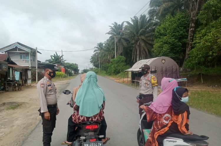 Sambangi Pengguna Jalan, Patroli Polsek Kerumutan Himbau Warga Patuhi Prokes