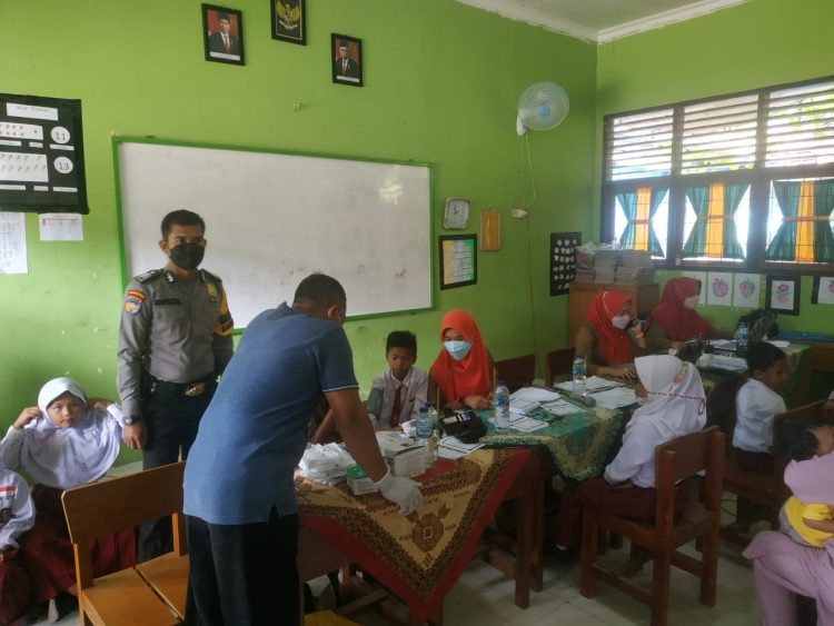 Polsubsektor Pelalawan Kawal Vaksinasi Anak di Wilayah Hukum