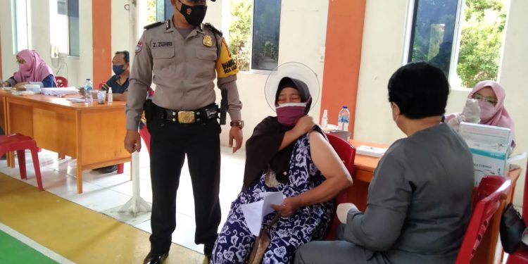 Pastikan Vaksinasi Lancar, Polsek Ukui Terjunkan Personil Laksanakan Pengamanan