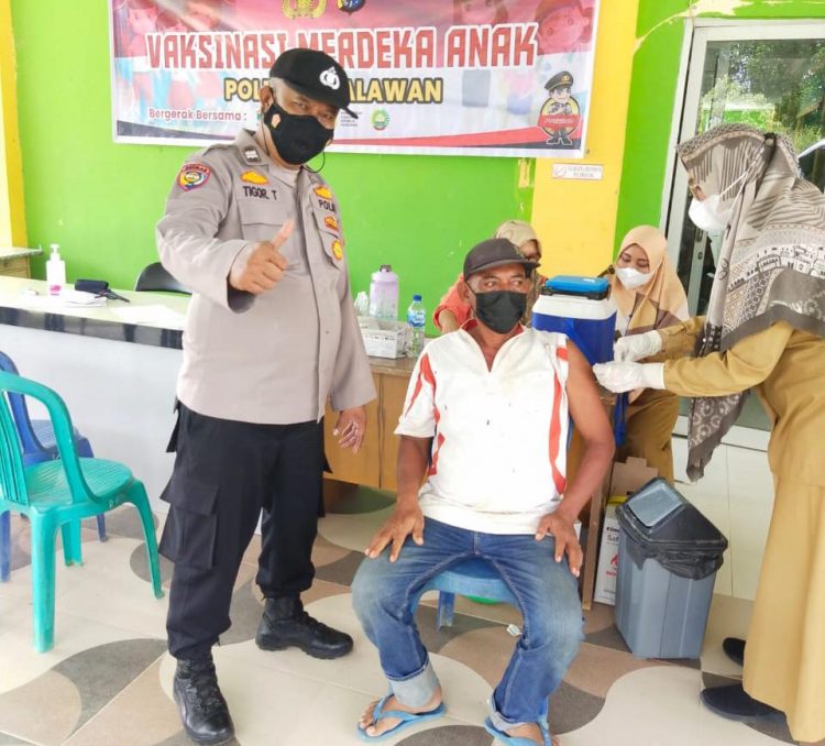 Polsek Pangkalan Lesung dan Nakes Terus Buka Layanan Vaksinasi Covid-19
