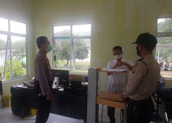 Personil Polsek Kerumutan Kawal Vaksinasi di Gerai Vaksin Presisi