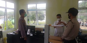 Personil Polsek Kerumutan Kawal Vaksinasi di Gerai Vaksin Presisi