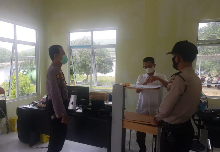 Personil Polsek Kerumutan Kawal Vaksinasi di Gerai Vaksin Presisi