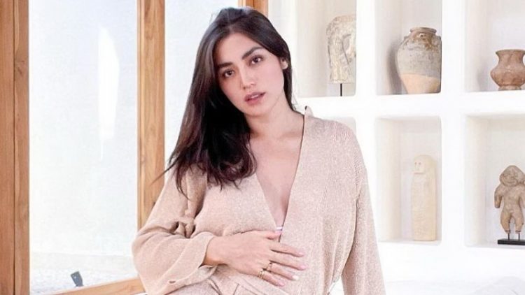 Tengah Hamil, Jessica Iskandar Pose Foto Pakai Jumpsuit Buat Netizen Ramai Berkomentar