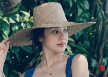 Potret Anya Geraldine Pakai Bikini Biru, Ini Respon Netizen Tanah Air