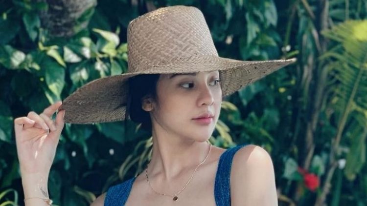 Potret Anya Geraldine Pakai Bikini Biru, Ini Respon Netizen Tanah Air