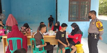 Tinjau Vaksinasi Anak dan Masyarakat Umum, Polsubsektor Pelalawan Lakukan Pengamanan