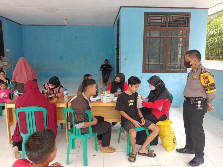 Tinjau Vaksinasi Anak dan Masyarakat Umum, Polsubsektor Pelalawan Lakukan Pengamanan