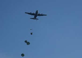 Prajurit Yonko 462 Kopasgat Terjun Statik dan Free Fall di Rohul, Warga Antusias