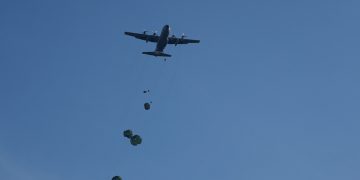 Prajurit Yonko 462 Kopasgat Terjun Statik dan Free Fall di Rohul, Warga Antusias