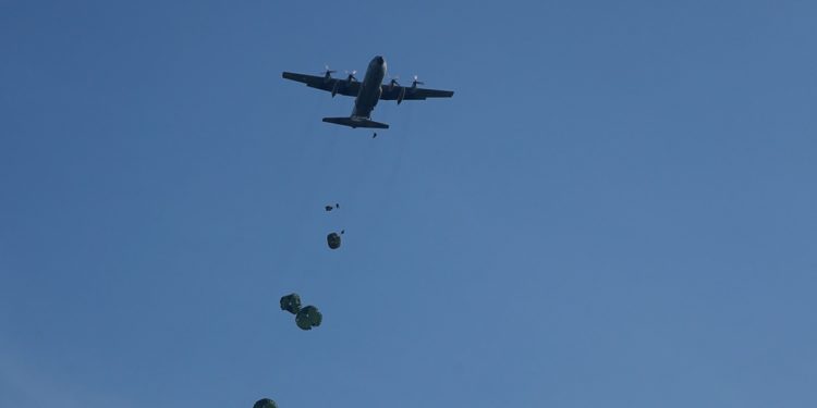 Prajurit Yonko 462 Kopasgat Terjun Statik dan Free Fall di Rohul, Warga Antusias