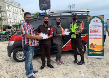 Ditreskrimum Polda Riau Kembali Bagi-bagi Takjil Jelang Waktu Berbuka, Warga Sambut Antusias