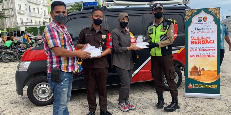 Ditreskrimum Polda Riau Kembali Bagi-bagi Takjil Jelang Waktu Berbuka, Warga Sambut Antusias