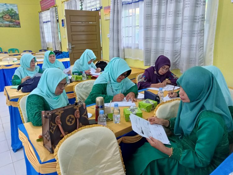 Desi Sukenti, Dosen UIR Gelar PKM di SMA 2 Dumai