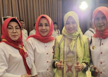Istri Pj Walikota dan Ketua DPD LPM Pekanbaru Terima LPM Award