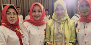 Istri Pj Walikota dan Ketua DPD LPM Pekanbaru Terima LPM Award
