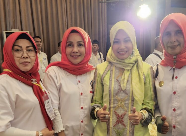 Istri Pj Walikota dan Ketua DPD LPM Pekanbaru Terima LPM Award