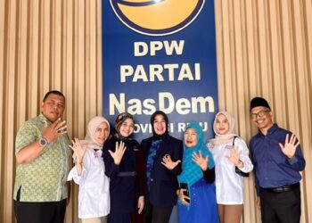 Maju Caleg, Sri Deviyani Serahkan Berkas Bacaleg DPR RI Dapil Riau I