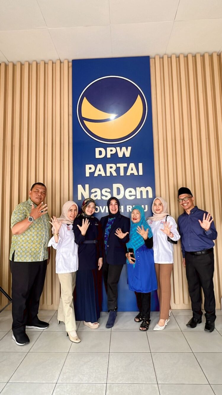 Maju Caleg, Sri Deviyani Serahkan Berkas Bacaleg DPR RI Dapil Riau I