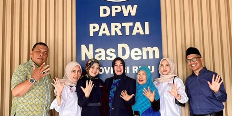 Maju Caleg, Sri Deviyani Serahkan Berkas Bacaleg DPR RI Dapil Riau I