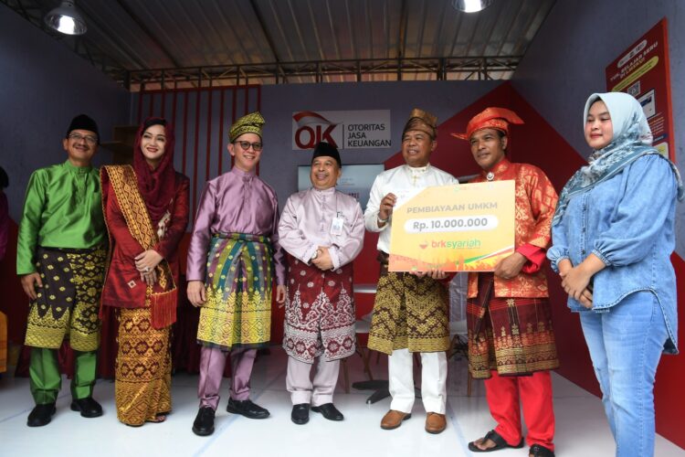 Ikuti Pagelaran Harvesting Gernas BBI dan BBWI Riau 2023, Nasabah BRK Syariah Terima Pembiayaan KUR Rp 100 Juta