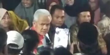 Makan Malam dan Nyanyi Bareng, Kehangatan Ganjar Saat Menginap di Rumah Warga