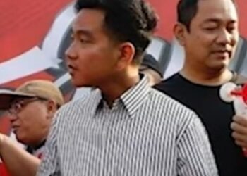 Gibran Blusukan Tempel Stiker Bergambar Jokowi-Ganjar ke Rumah Warga Solo