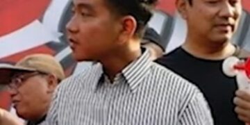 Gibran Blusukan Tempel Stiker Bergambar Jokowi-Ganjar ke Rumah Warga Solo