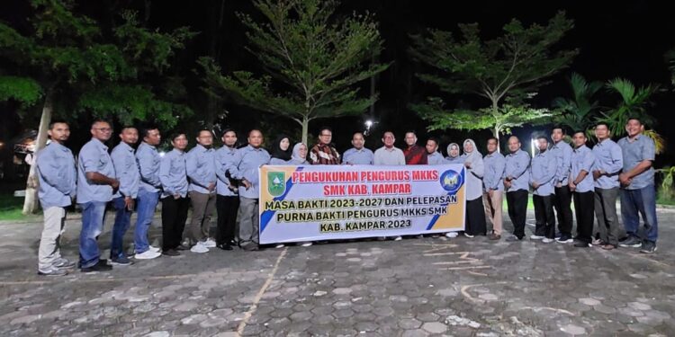 Kadisdik Riau Kukuhkan Pengurus MKKS SMK Kampar