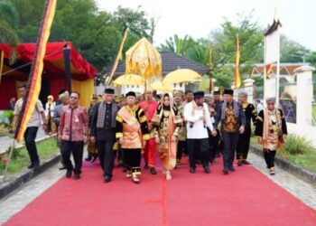 Gubri Syamsuar Dikukuhkan Sebagai Pemegang Malewa Gala Kehormatan Adat Minangkabau