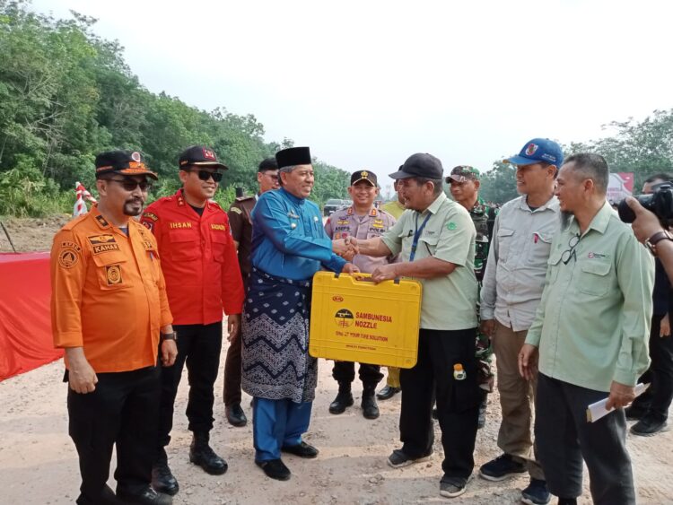PT Arara Abadi – APP Sinar Mas Sumbangkan 10 Set Alat Pemadam Karhutla ke Bupati Siak