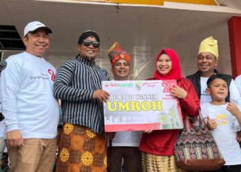 Usai Jalan Sehat, Eni Bidan Batin Lalang ini Dapat Tiket Gratis Umrah dari BRK Syariah