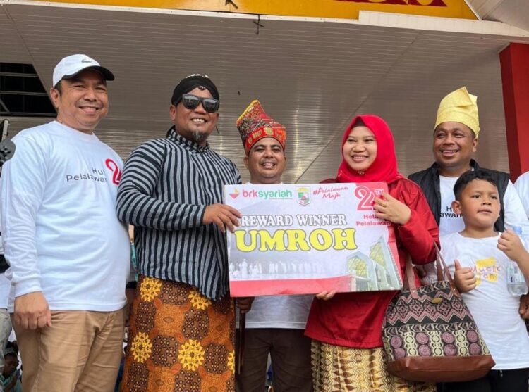 Usai Jalan Sehat, Eni Bidan Batin Lalang ini Dapat Tiket Gratis Umrah dari BRK Syariah