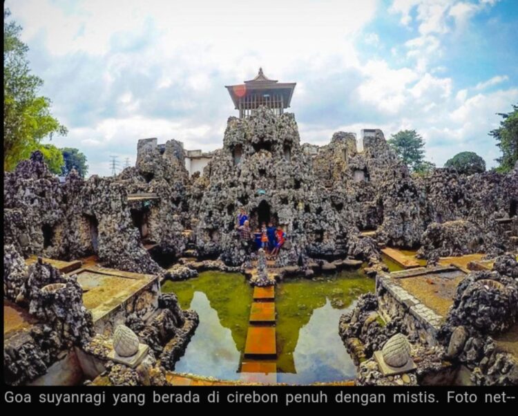 Di Cirebon Ada Gua Sunyaragi. Konon Tidak Boleh Di Sentuh. Ada Apa?