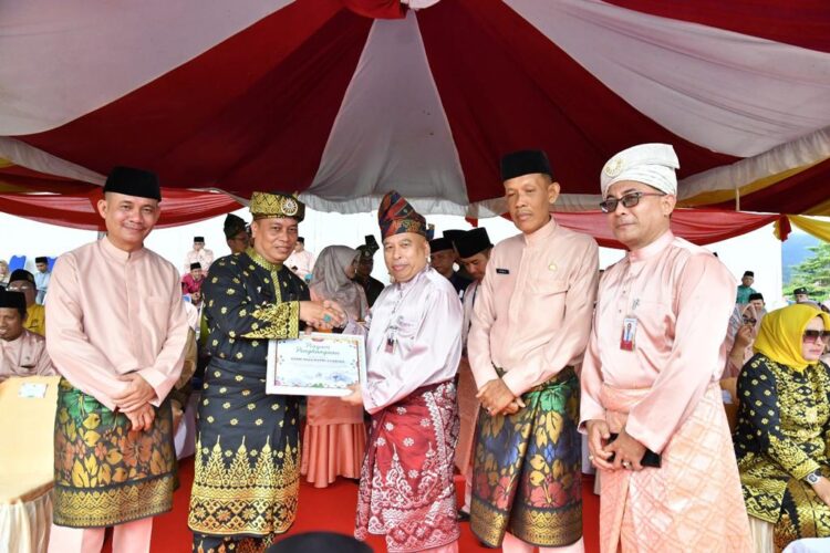 HUT Ke-20 Kab. Lingga, BRK Syariah Dianugerahi Penghargaan Pembangunan Sektor Keuangan