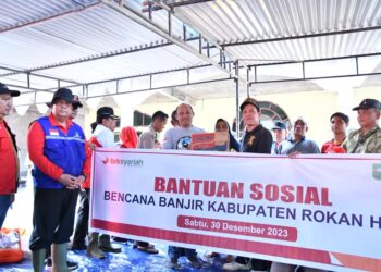 Peduli Korban Banjir, BRK Syariah Serahkan Bantuan Sembako di Rokan Hulu.