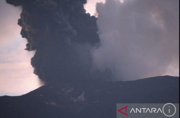 Hujan Abu Vulkanik Iringi Erupsi Gunung Marapi Minggu Pagi