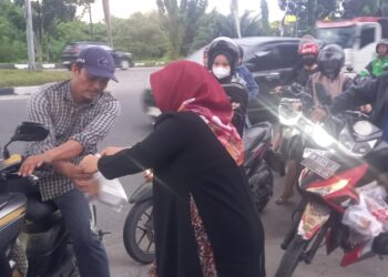 PT. Yulita Media Aktualitas Berbagi Takjil di Sejumlah Daerah di Pekanbaru