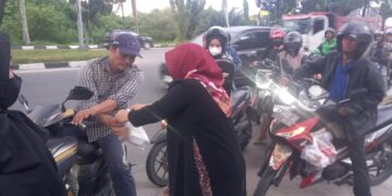 PT. Yulita Media Aktualitas Berbagi Takjil di Sejumlah Daerah di Pekanbaru