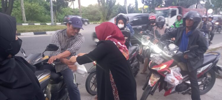 PT. Yulita Media Aktualitas Berbagi Takjil di Sejumlah Daerah di Pekanbaru